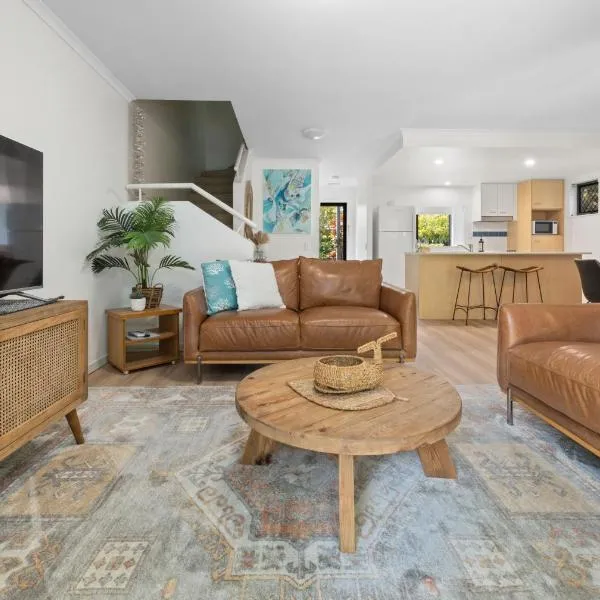Modern & Stylish 2 Bedroom Townhouse, hotel i Noosaville