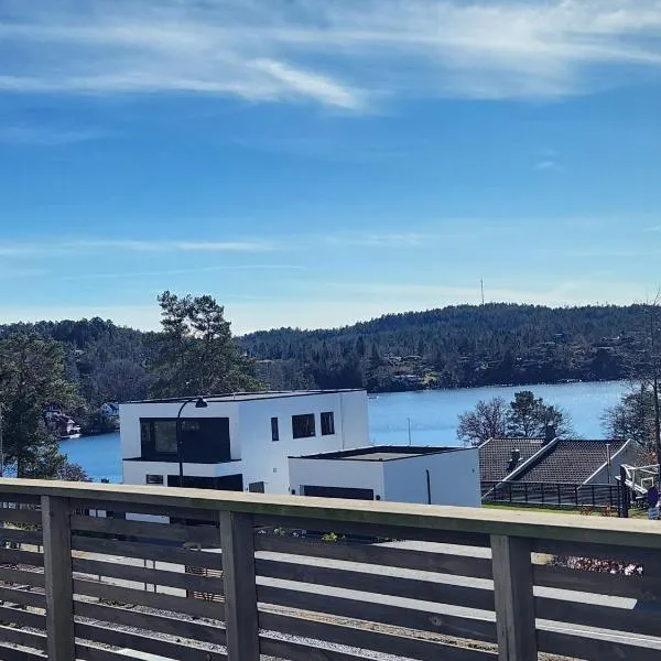 Modern leilighet med fin utsikt fra terrassen, hotel in Lillesand