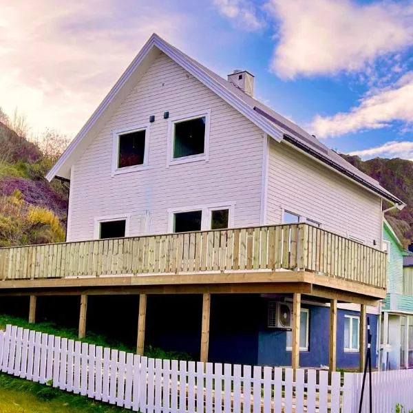 Sandersstua 2, luxury family apartment with private whirlpool in Stamsund, hotel in Vestvågøya