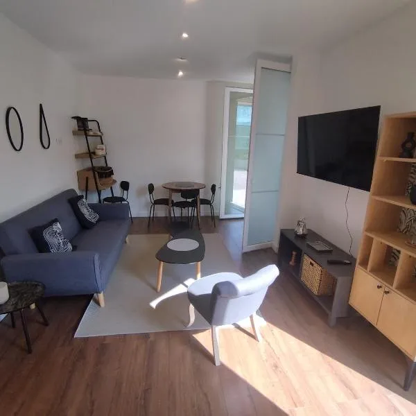 Appartement moderne avec cour extérieure Villemomble F3 59m2, hotel v destinácii Villemomble