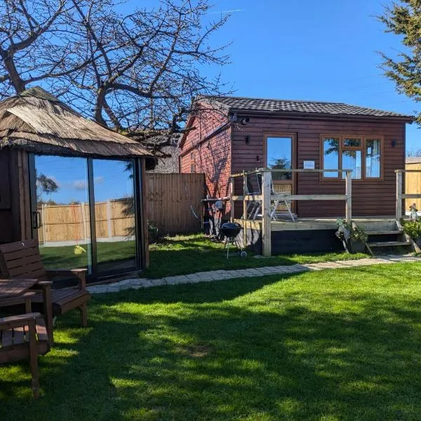 Love Nest, Hotel in Deal