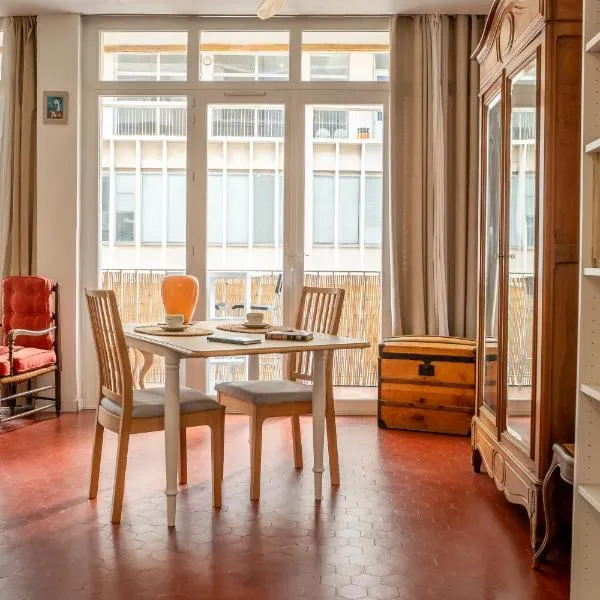 Escapade entre ville et mer, terrasse ensoleillée、トゥーロンのホテル