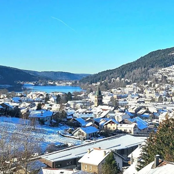 f2 VUE INCROYABLe sur lac avec jardin avec balnéo et 400m centre, hotel in Gérardmer