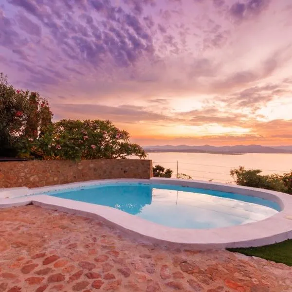 Romantic Hot Tub Retreat - Enso Botanico Boutique Villa 1, Kosmos、ハートビーズポートのホテル