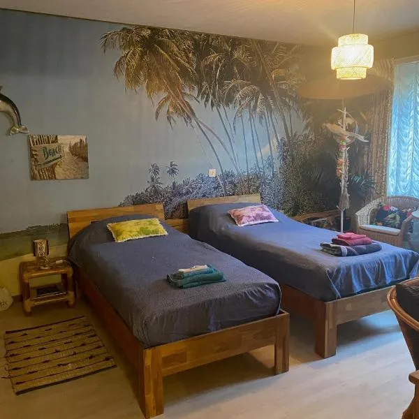 Beachroom 19m2 with mountain view，Evilard的飯店