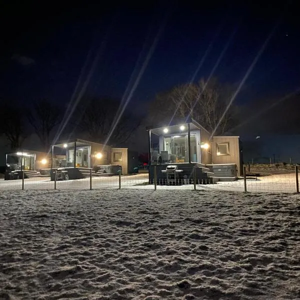 Stunning 2 Bed Glamping Cabin with private Hot Tub - Pod 1, hotel v destinaci Ballycastle