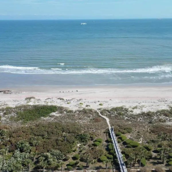 Enchanting 2-Bedroom Ground Floor Beach Condo at Cape Canaveral WiFi & AC, hotell sihtkohas Canaverali neem