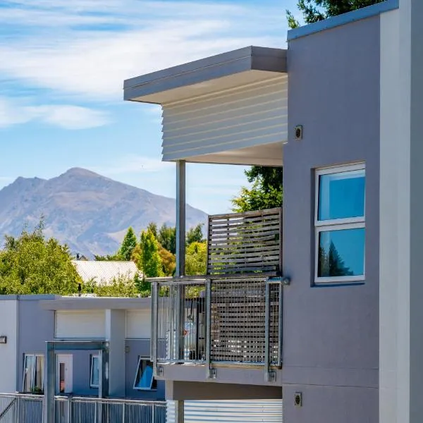 Bright 2BR Apartment with Hot Tub - Walk to Town - Park Free, hotel in Wanaka