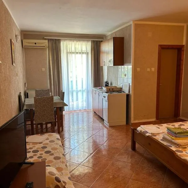 Ivanovic Family House Apartments, hotel in Sutomore