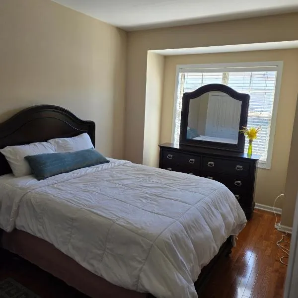 Heaven on Earth - Large Bedroom with Private Bathroom, hotel in Raleigh