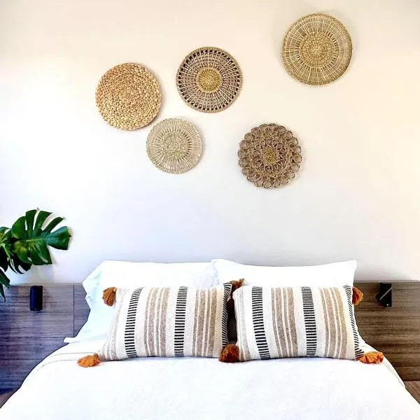 Modern New Private Bathroom Suite, 8mins to UBC& 15mins to Downtown, hotel in Vancouver