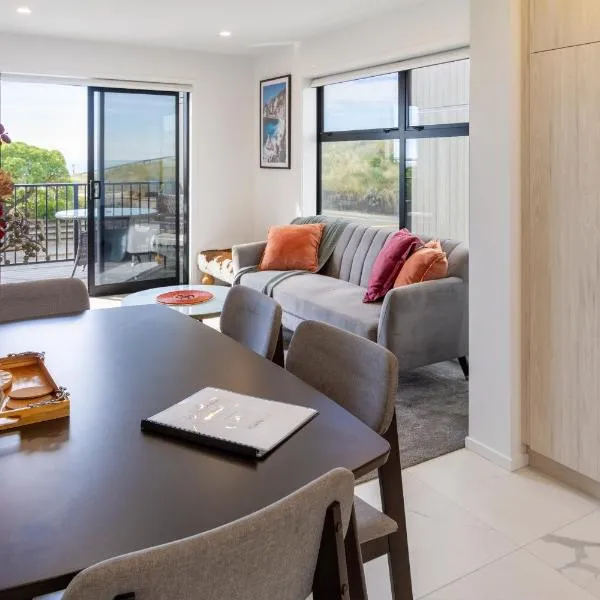 Seaside 2 Bed 2 Bath Haven Short Walk to the Beach, hotel v Christchurchu