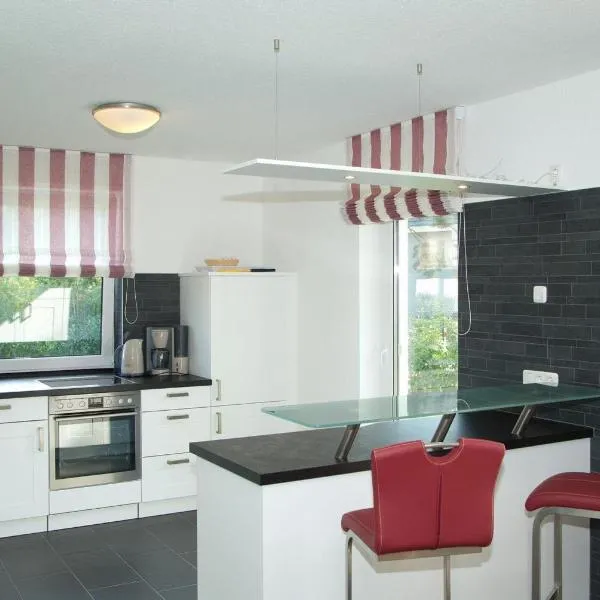 Ferienhaus EMMELY nur wenige Gehminuten zum Strand ruhig, hotel di Glowe