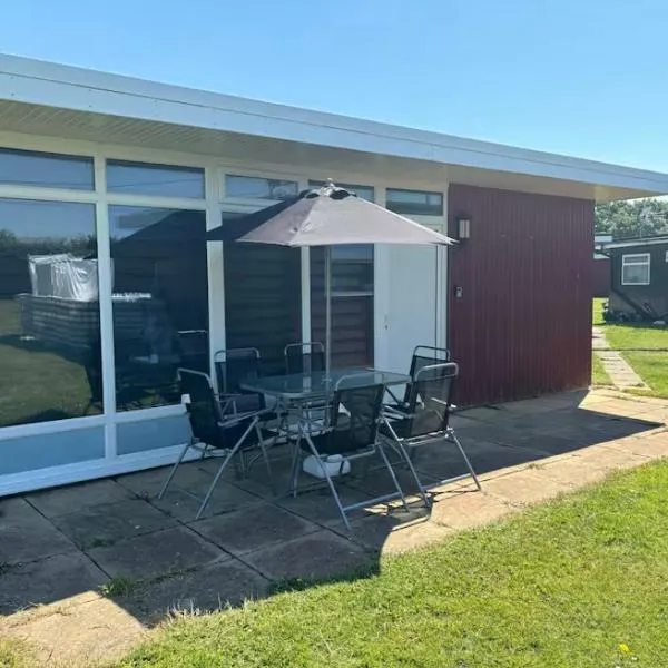 Granada, 2 bedroom chalet with onsite pool and bar, hotel in Selsey