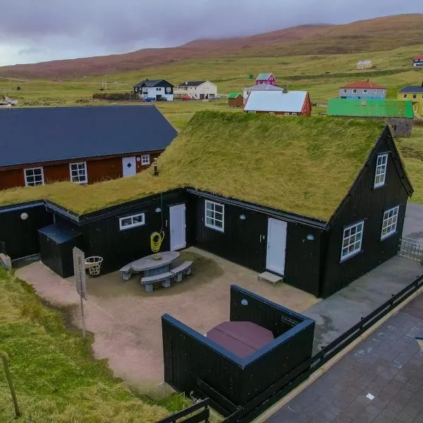 RO Turfroof Cottage with hot tub in cozy Skalavik, hotel in Skálavík