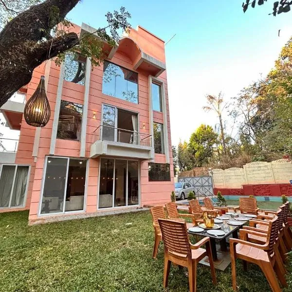 Amy Villa Lonavala luxury 5bhk with private swimming pool, hotel v destinaci Lonavala