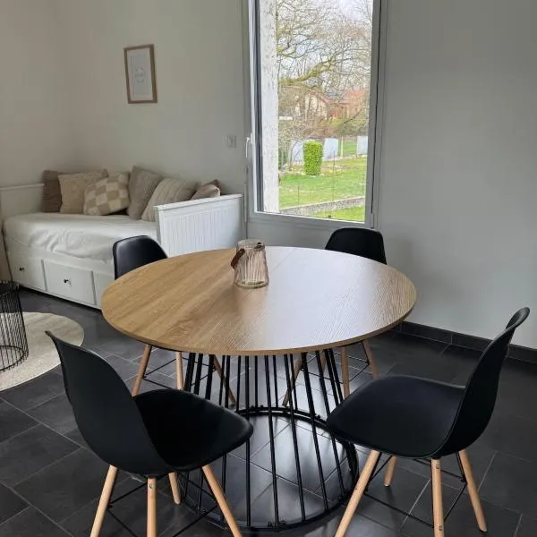 Petite maison cosy avec jardin – hotel w mieście Montceau-les-Mines
