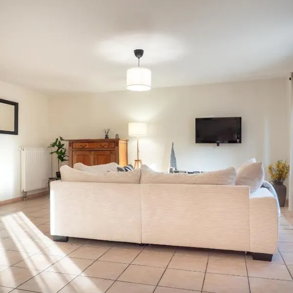 Easy Access Home with Spacious Private Parking & Near Scenic Bike Routes, hotel in Monswiller