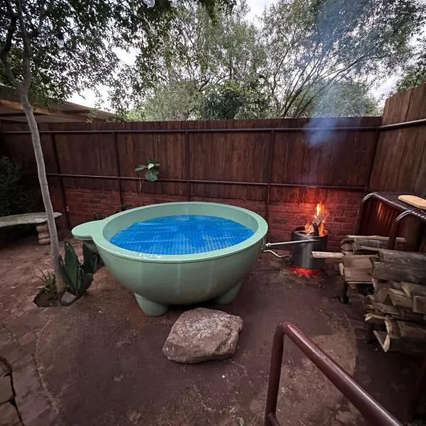 Wild Fig Cottage with Tickle Tub in Hartbeespoort – hotel w mieście Pelindaba