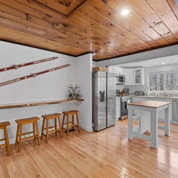 Cozy 3BR Retreat in Downtown Bethlehem - Hot Tub, Trails, Near Ski & Hike, hotel in Bethlehem