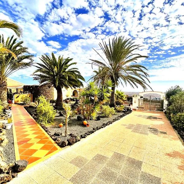 Tiny House MADORA - sea view - amazing garden - quiet location - Bodegas & hiking trails nearby, hotel in La Asomada