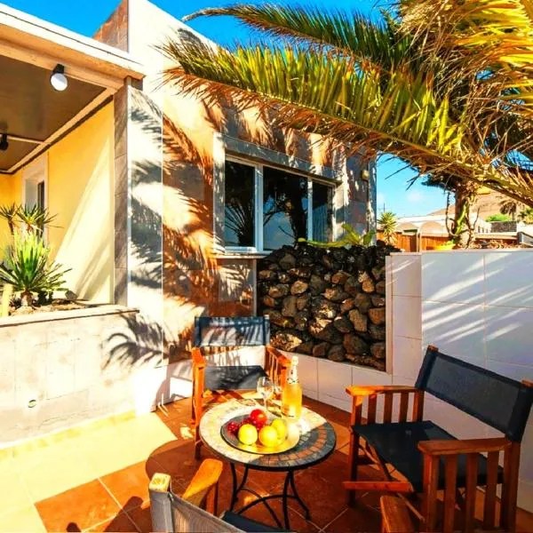 tiny house MADORA - sea view - amazing garden - quiet location - Bodegas & hiking trails nearby, hotel La Asomadában