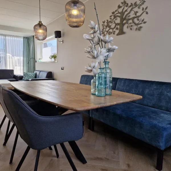 Modern spacious holiday home within walking distance of the North Sea beach in De Koog, hotel en De Koog