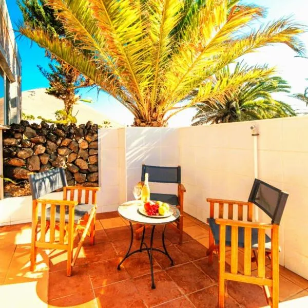 Tiny House MADORA - sea view - amazing garden - quiet location - Bodegas & hiking trails nearby, hotel in La Asomada