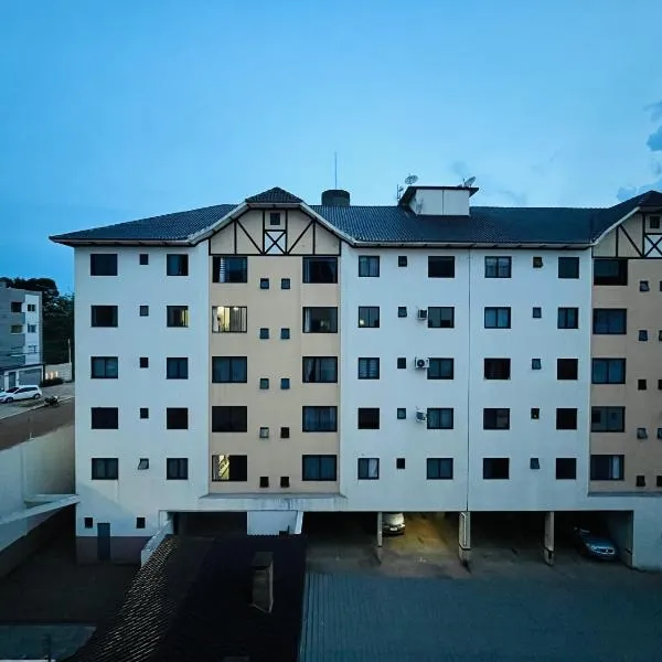 Apartamento mobiliado no centro com ar portátil e internet, hotel v destinaci Cascavel