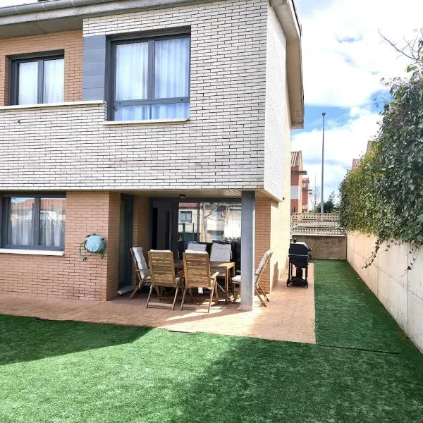 Unifamiliar con jardín, piscina, tenis y pádel، فندق في Cirueña