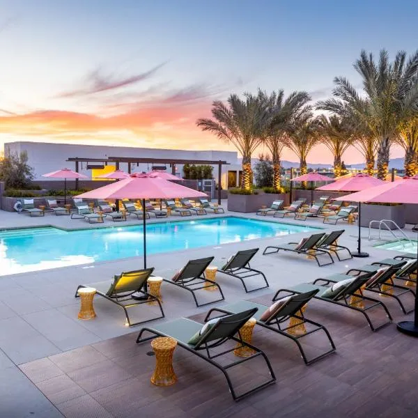 Heart of North Hollywood 2 bed Apt FREE parking, hot tub, pool, gym, hotel in Garnsey