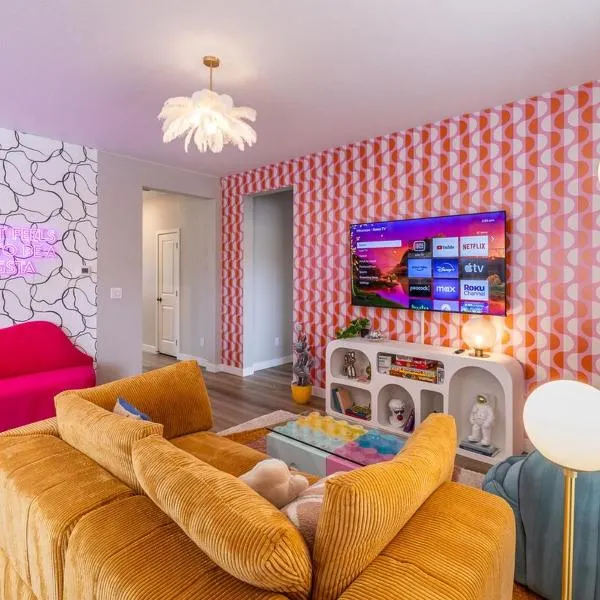 Near Airport, 3BR, Stock Tank Pool, Mini-Golf, Game Rm, hotel v destinaci Commerce City