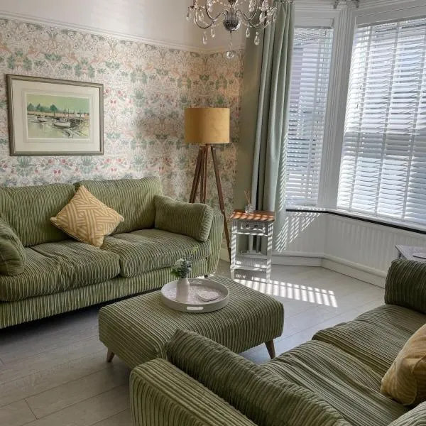 Viesnīca Beautiful 3 bedroom house close to Lowestofts south beach pilsētā Loustofta