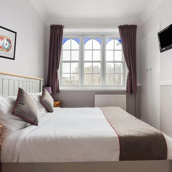 OYO Timothy's, hotel v destinácii Tenby