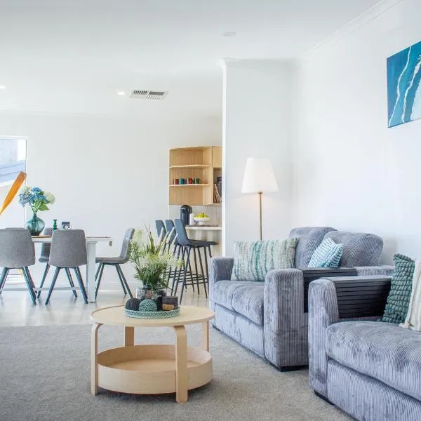 Pet & Family Friendly 3BR Coastal Escape Near Boat Ramp - Diyamba!, hotel in Encounter Bay