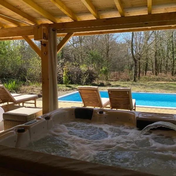 Gîtes & Spa de charme " Ploum", hotel v destinaci Pouydesseaux