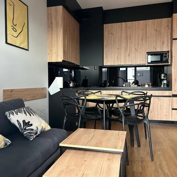 Apartament No82 Yellow Holiday Home Zator, hotel in Zator