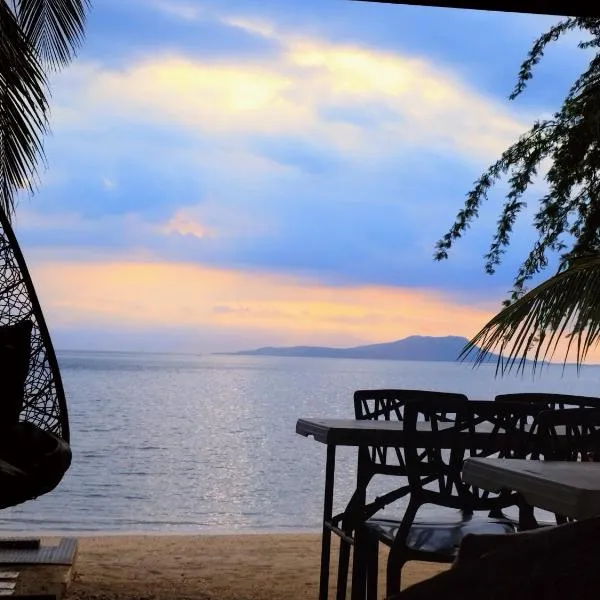 Exclusive Beachfront House with Pool Batangas 16pax, hotel v destinaci Lobo