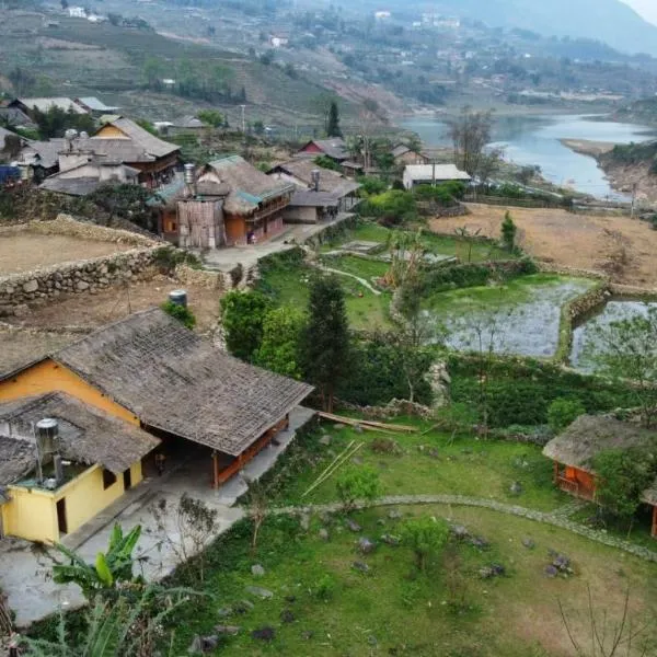 Cha Ta Homestay & Trekking Tour Sa Pa, hotel in Sa Pa