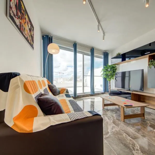 Modern 3BR Penthouse with Valletta Views & Terrace, hotel a Gwardamanġa