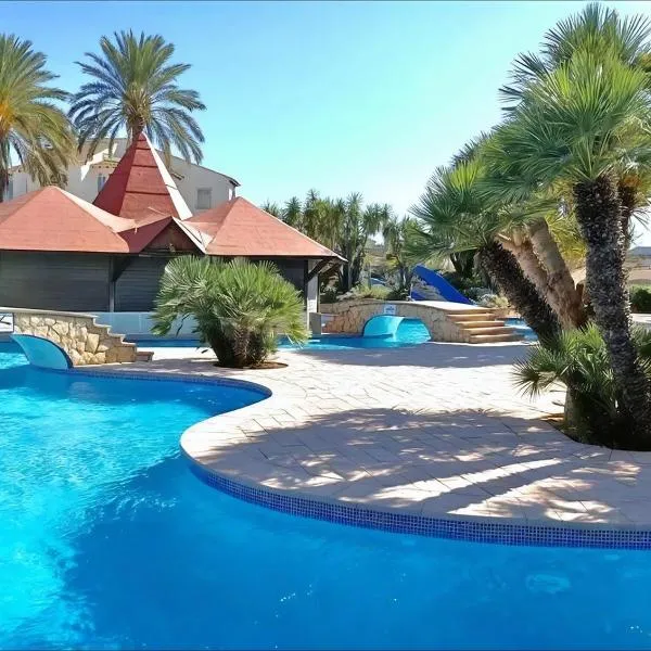 3 minutes from the beach with swimming pools, slides, and a bar, hotel v destinaci Denia