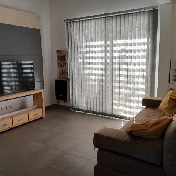 Hermosa casa céntrica con cochera, hotel en Junín