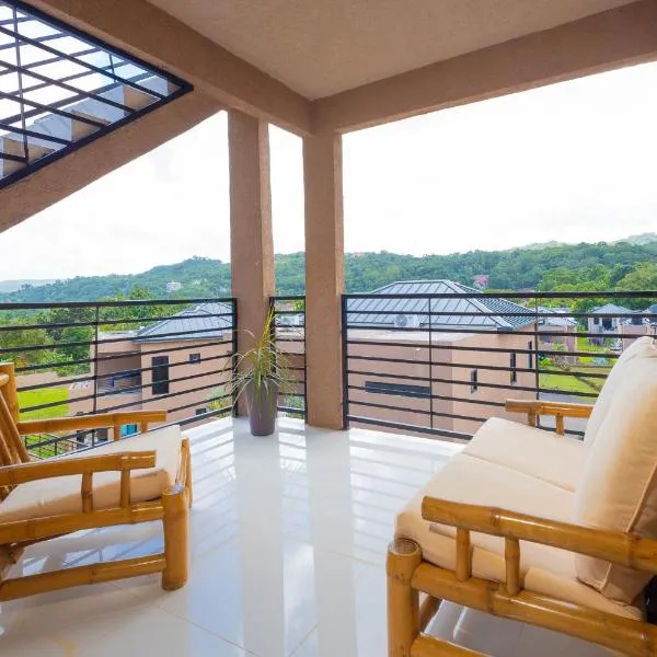 Modern, Spacious, 3BR Hill View Retreat, Central, Gated, hotel in Ocho Rios