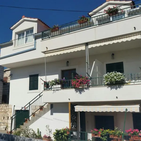 Viktorija Apartments, hotel v destinaci Seget Vranjica