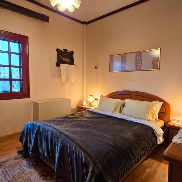 Family-friendly apartment in a village house 25 km and 30 mins away from Thessaloniki, hotel in Géfyra
