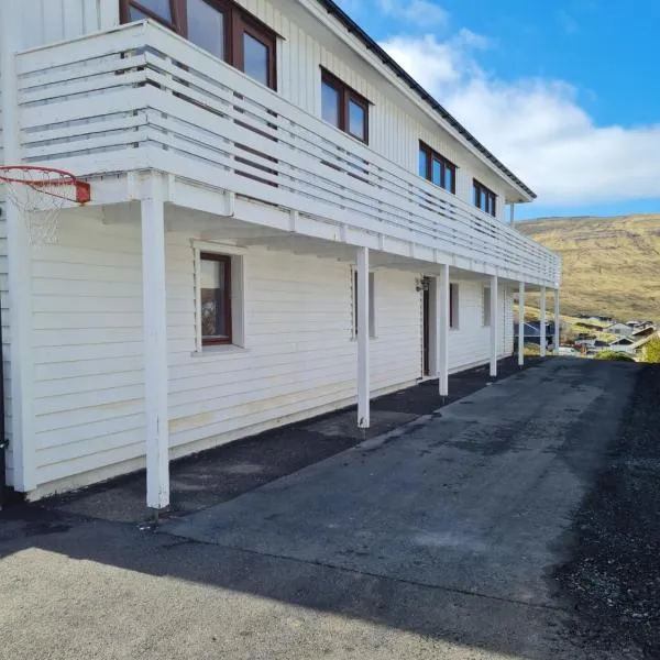 Charming groundfloor apartment close to airport, hotel in Sørvágur
