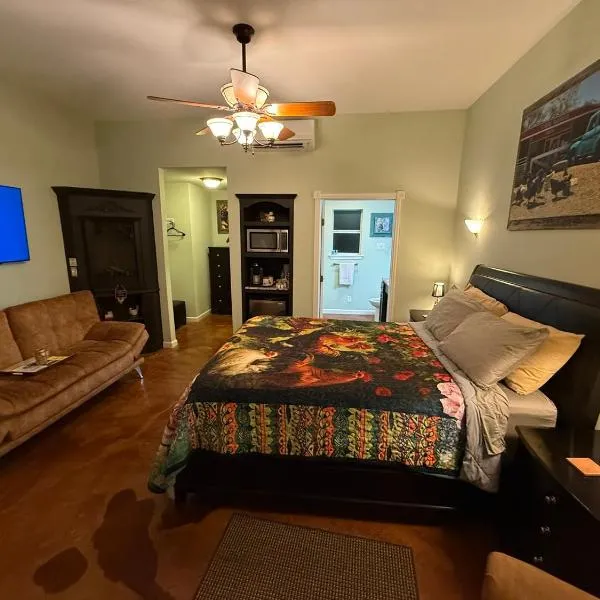 Cabin 2 The Roost Cabins, hotel in Lakehills