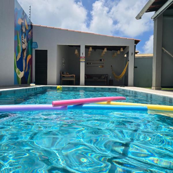 Quase beira mar, casa muito nova com 5 suítes, vista mar, piscina grande, cozinha completa, 4 vagas e perto de mercado, restaurantes e bares - CLIQUE E VEJA AS FOTOS