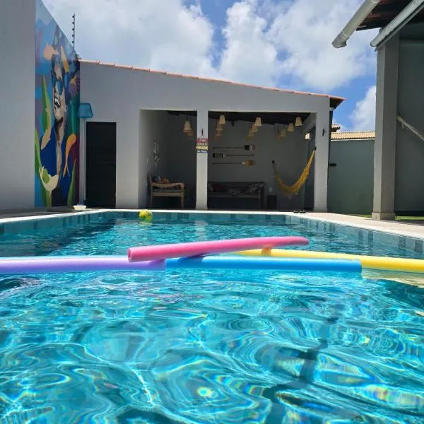 Quase beira mar, casa muito nova com 5 suítes, vista mar, piscina grande, cozinha completa, 4 vagas e perto de mercado, restaurantes e bares - CLIQUE E VEJA AS FOTOS, Hotel in Barra de São Miguel