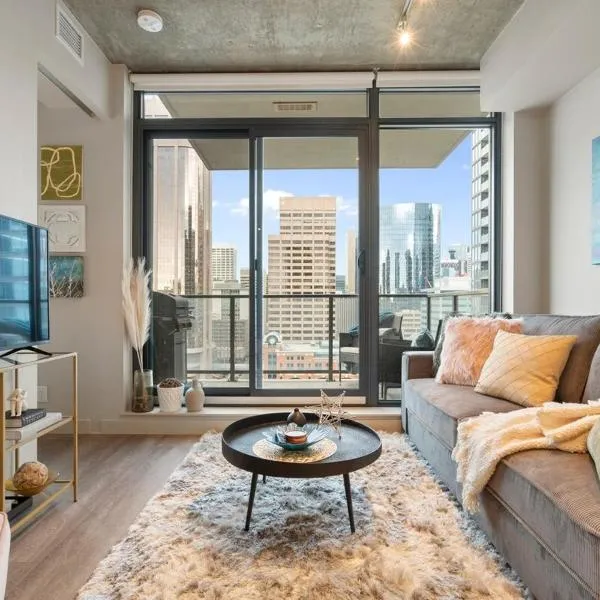 Stylish Condo with Exclusive Rooftop Pool, hotel in Calgary